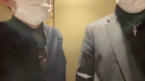 仕事のお金と、自分のお財布の映像