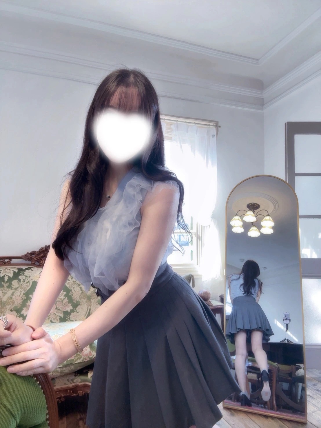 小川あさひ 自撮り写真 グレー・プリーツワンピース 2