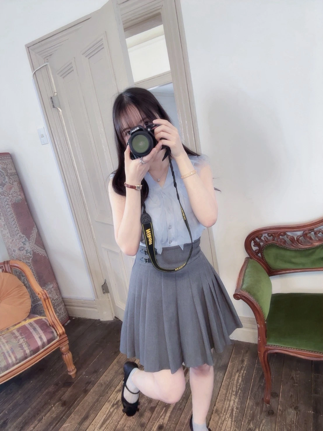 小川あさひ 自撮り写真 グレー・プリーツワンピース 3
