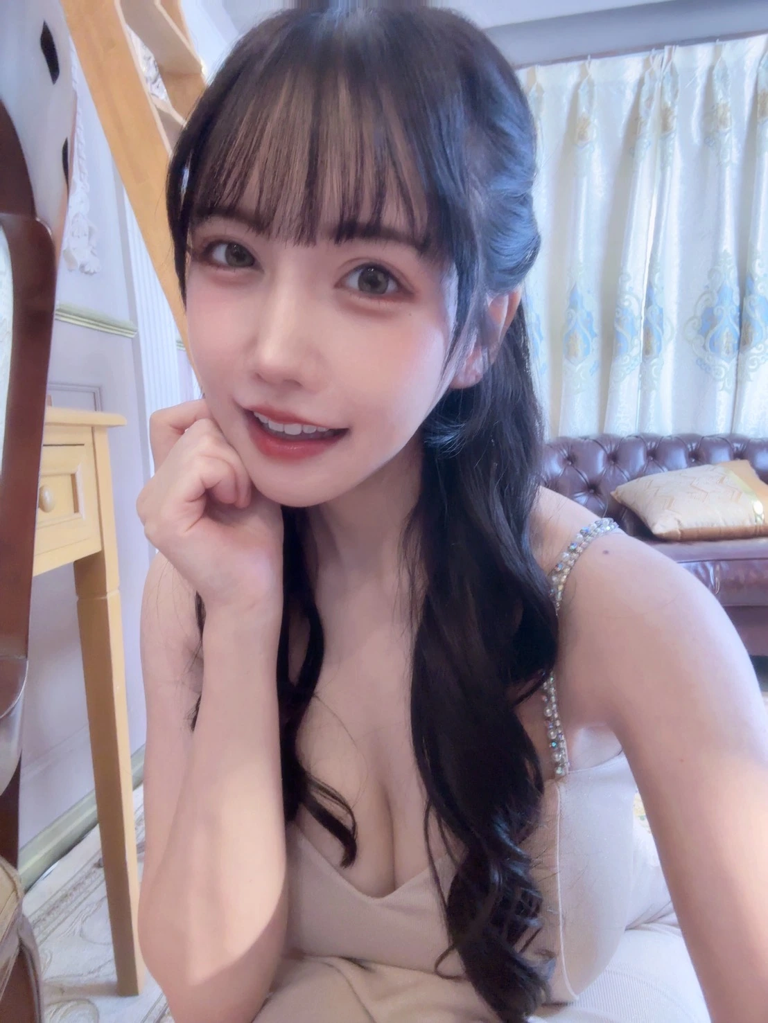 小川あさひ 自撮り写真 ベージュ・ビジュードレス 2