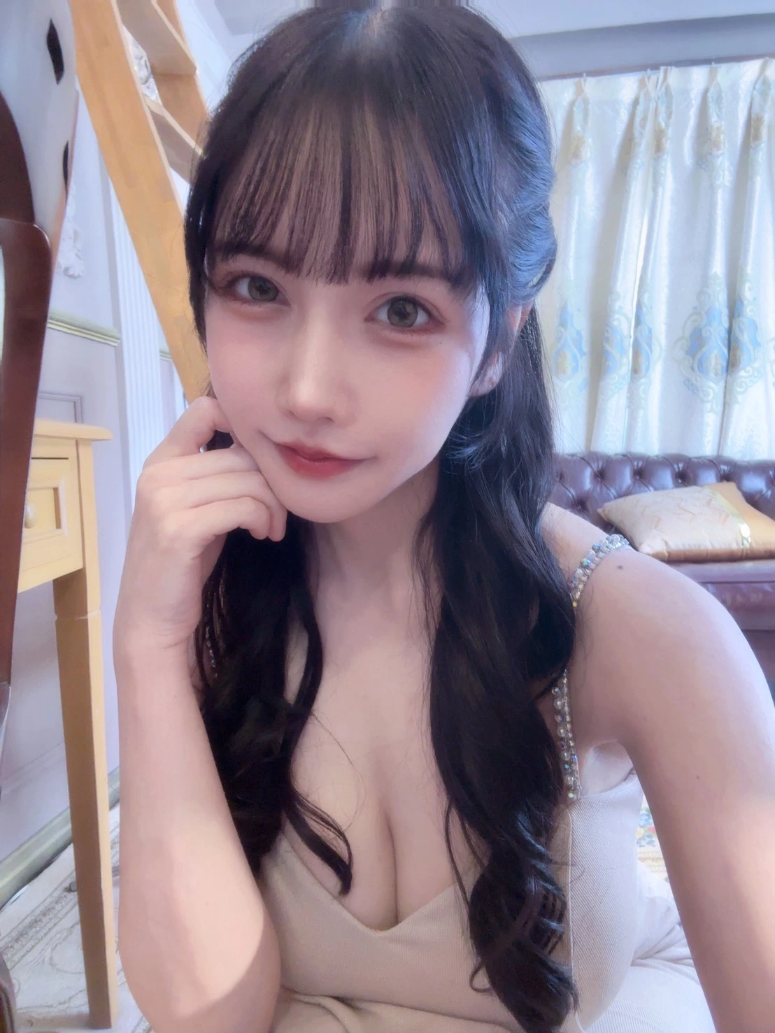 小川あさひ 自撮り写真 ベージュ・ビジュードレス 3