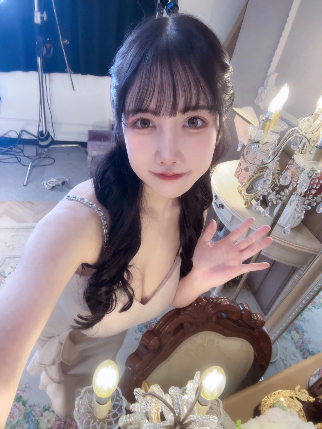 小川あさひ 自撮り写真 ベージュ・ビジュードレス 4