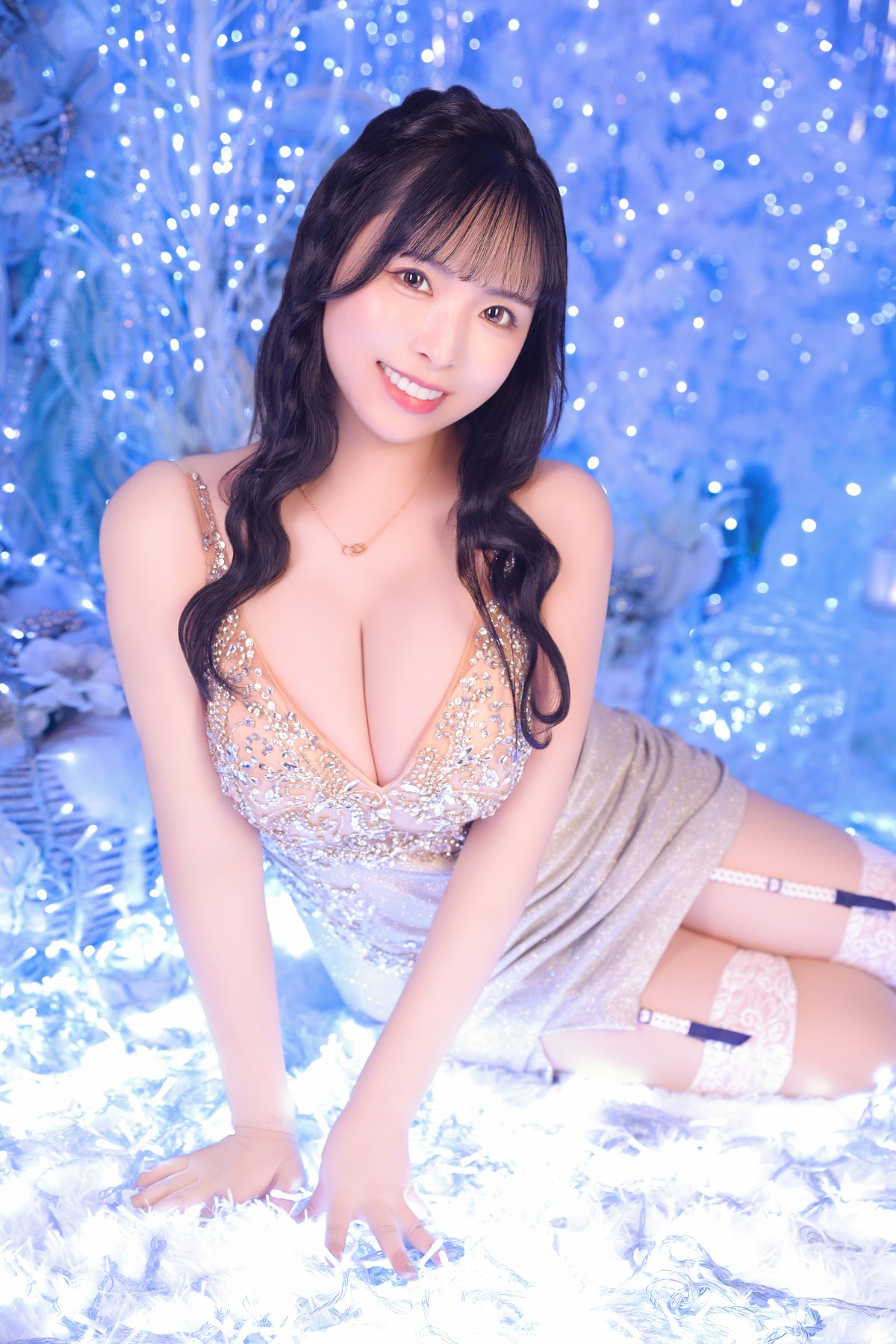 鈴木あやのドレス姿のスタジオ写真