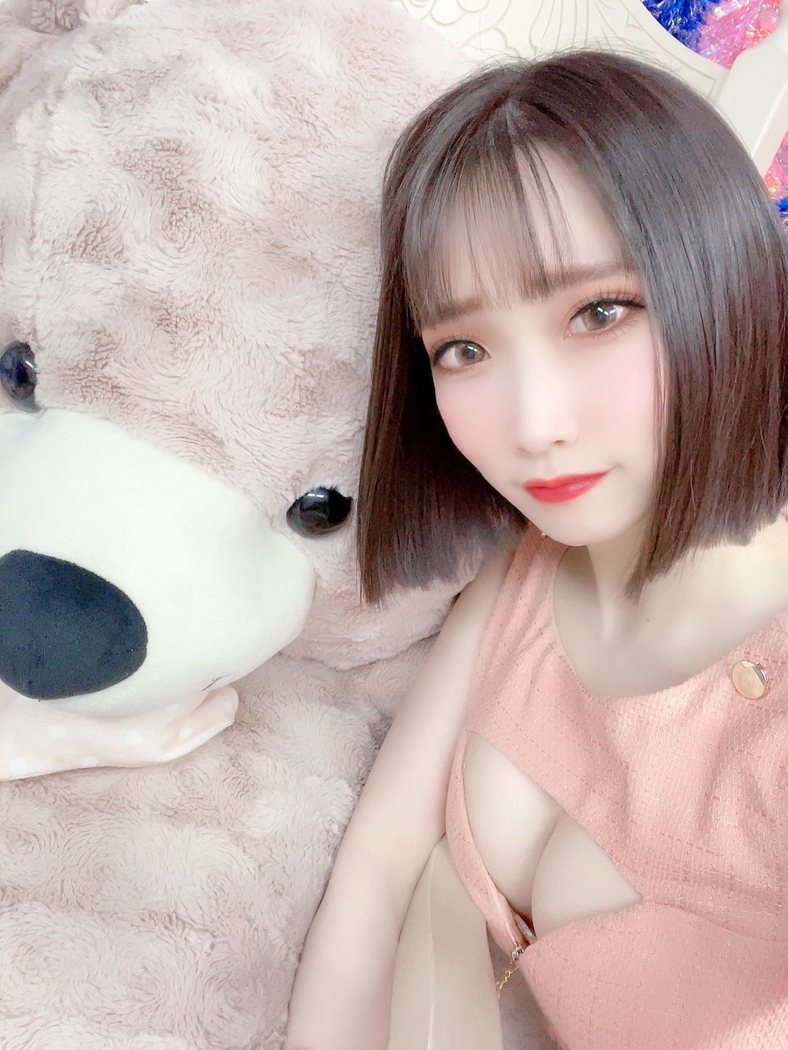 大きなぬいぐるみと並ぶピンクの衣装の東堂れみ